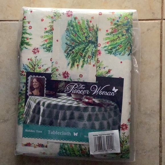 π New Pioneer Woman  Holiday Tree 70" Round Tablecloth - Picture 2 of 5